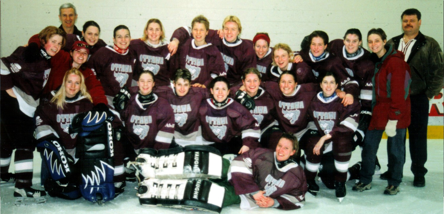 L'équipe de hockey féminin des Gee-Gees, 1999 - 2000.