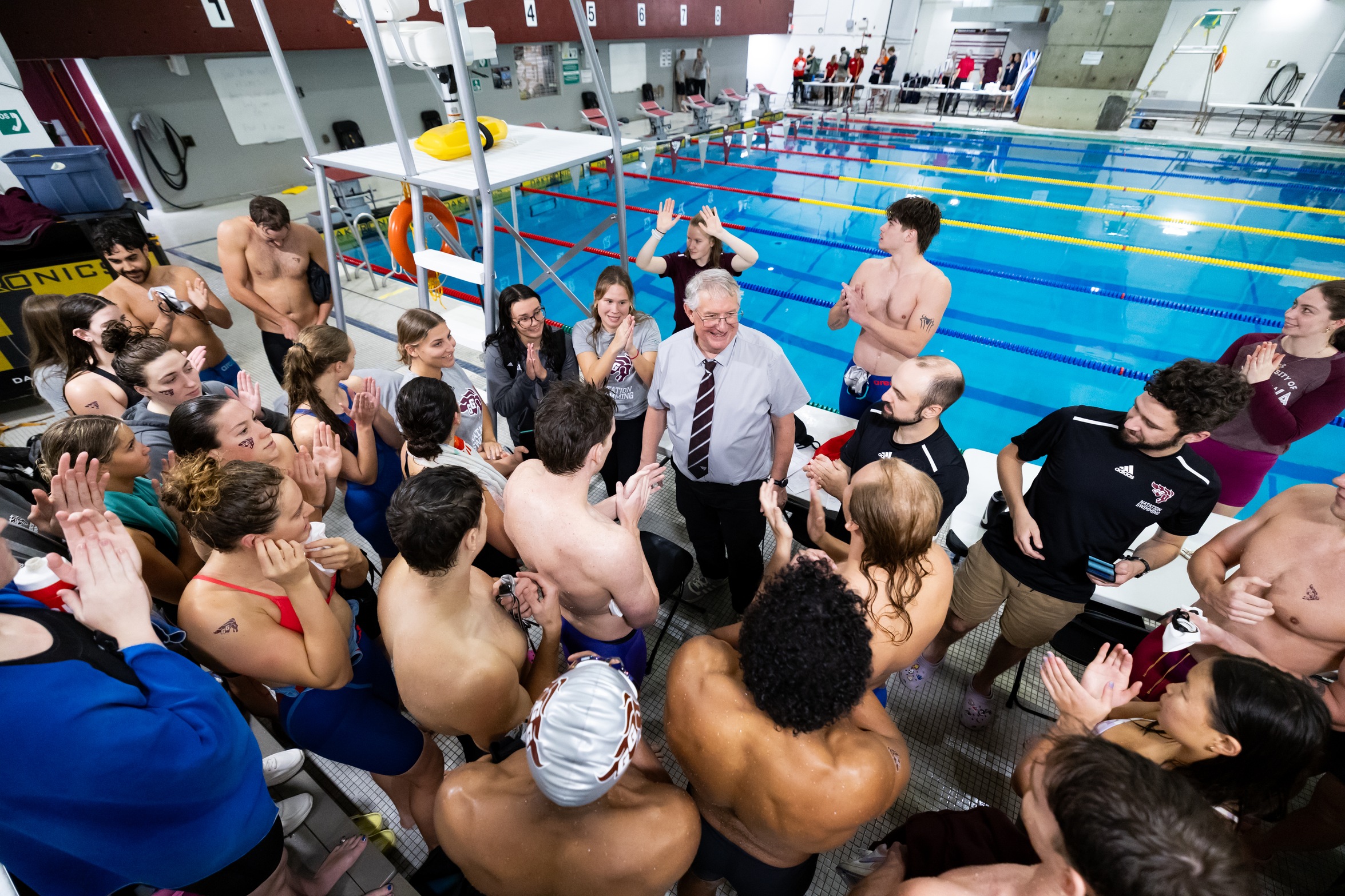 Dave Heinbuch et les membres de l'&eacute;quipe de natation des Gee-Gees